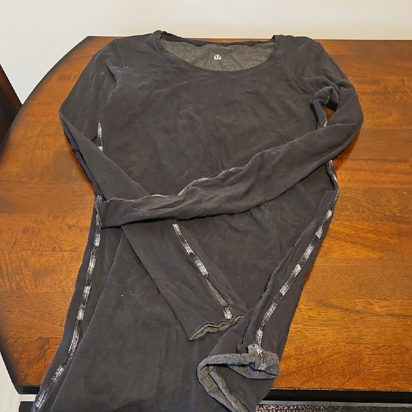 lululemon athletica Women's Black Long Sleeve Tee - Picture 2 of 3